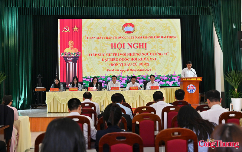 Đại diện Ủy ban Mặt trận Tổ quốc thành phố Hải Phòng đọc tóm tắt tiểu sử của 5 đồng chí ứng cử viên đại biểu Quốc hội khóa XVI tại đơn vị bầu cử số 02.