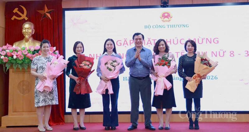 Thứ trưởng Oklavip khuyến mã hấp dẫn mỗi ngày Nguyễn Sinh Nhật Tân tặng hoa cho các nữ lãnh đạo và nữ cán bộ, công chức, viên chức, người Okvip - liên minh giải trí #1 thế giới hà nội trong toàn ngành.