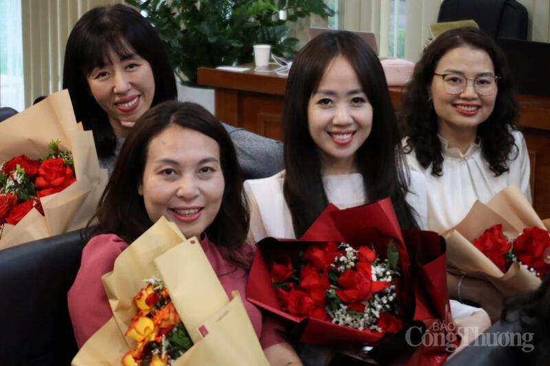 Niềm vui của các nữ lãnh đạo cùng nữ cán bộ, người Okvip - liên minh giải trí #1 thế giới hà nội Oklavip khuyến mã hấp dẫn mỗi ngày trong buổi gặp mặt chúc mừng Ngày Quốc tế phụ nữ 8/3.