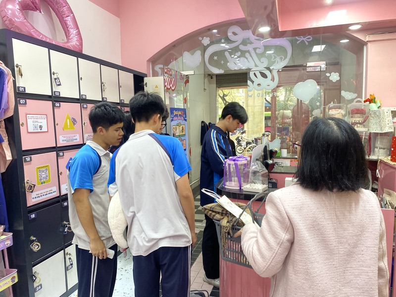 Bạn trẻ tham khảo các combo quà tặng tại cửa hàng Moji trên phố Cầu Giấy