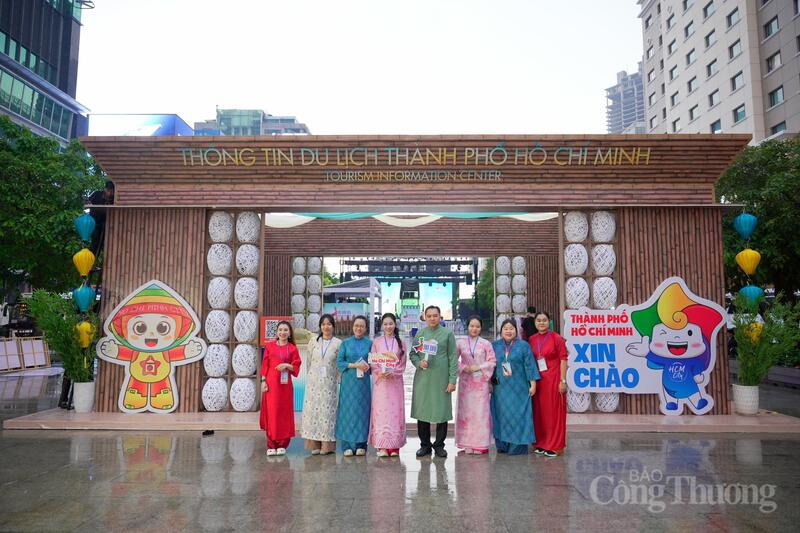 Nhiều không gian triển lãm và check-in rực rỡ được bố trí xuyên suốt phố đi bộ, phục vụ du khách tham quan lễ hội.