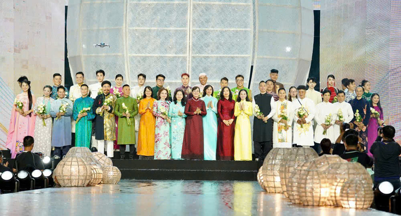 Các đại biểu trao hoa đến các nhà thiết kế Lễ hội Áo dài 2026. Ảnh: Thuận Văn