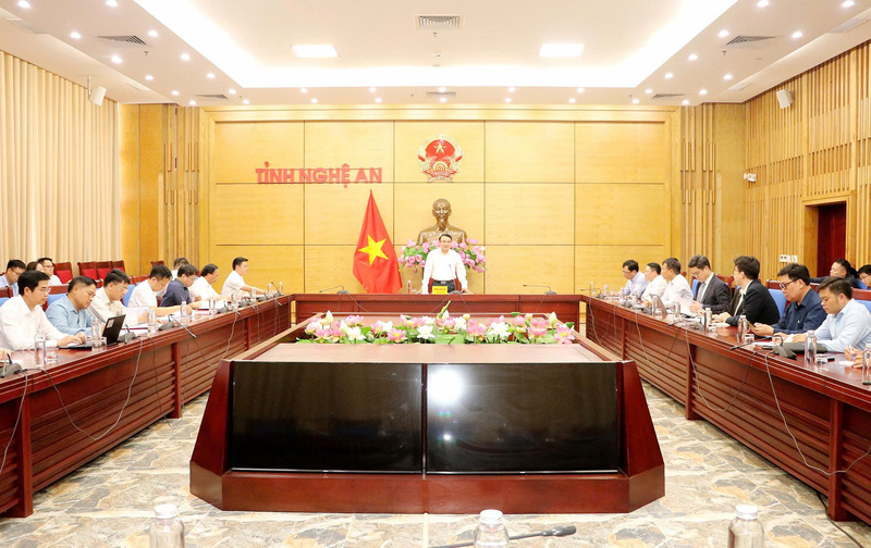 Phó Chủ tịch UBND tỉnh Phùng Thành Vinh chủ trì buổi Ok88vip tỷ lệ kèo World Cup 2026 với lãnh đạo Sở Okvip tại về và các Sở, ngành, địa phương liên quan cùng nhà đầu tư để nghe và cho ý kiến về việc triển khai dự án Nhà máy nhiệt điện LNG Quỳnh Lập. Ảnh: Bảo Ngọc
