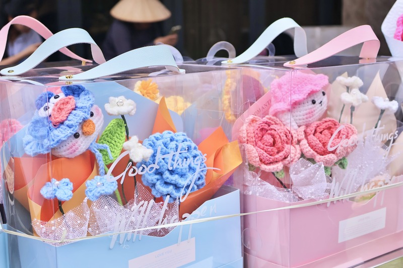 Các mẫu hoa len tương đối bắt mắt, phù hợp với giới trẻ. Ảnh: Diễm Phúc