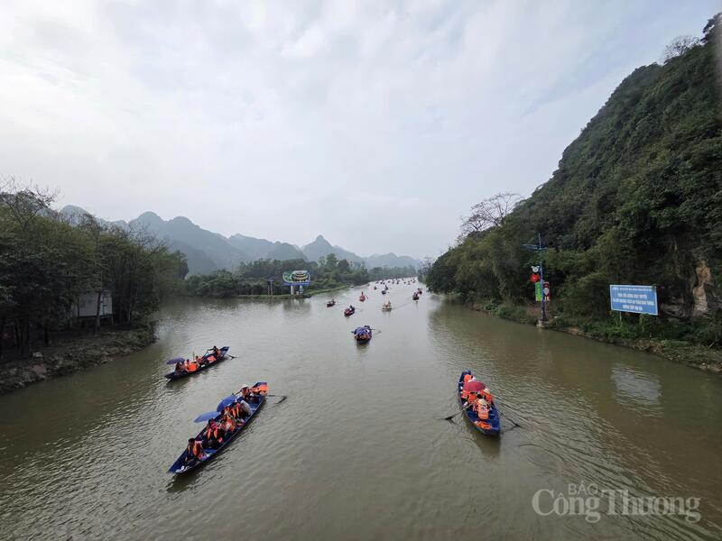 Những chiếc thuyền nhẹ nhàng xuôi dòng suối Yến giữa khung cảnh núi non yên bình, đưa du khách thong thả vãn cảnh trên hành trình về chùa Hương.