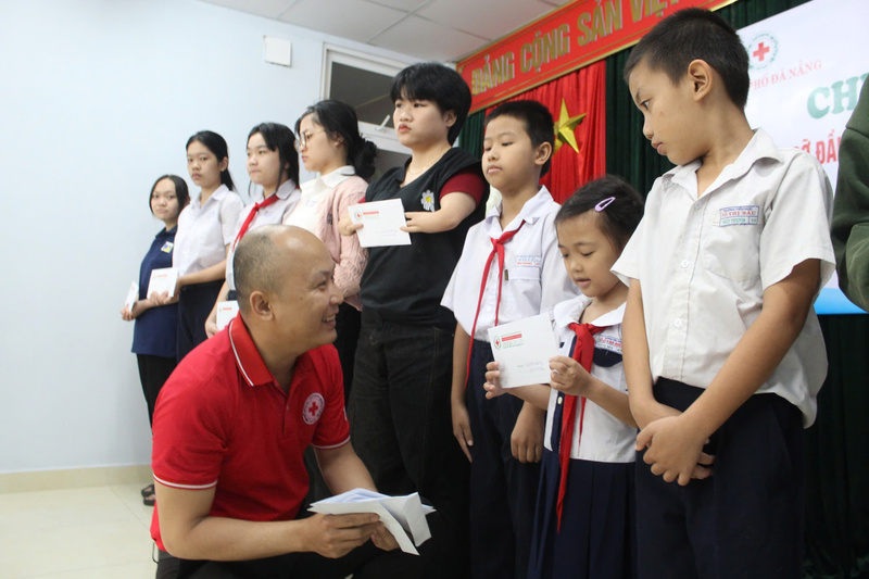 Trao học bổng thuộc chương trình đỡ đầu dài hạn, hỗ trợ các em từ tiểu học đến khi hoàn thành học tập, Liên Minh OK VIP Game Online Giải Trí Cá Cược và có việc làm ổn định. Ảnh: Bình An