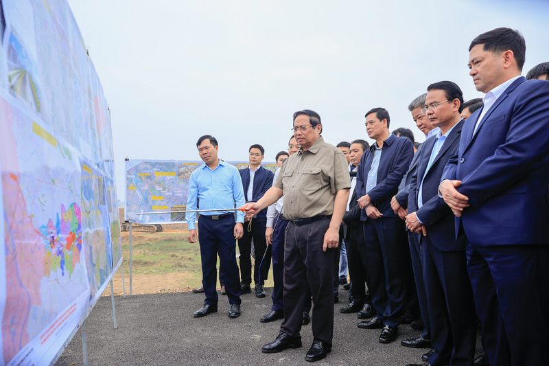 Thủ tướng kiểm tra thực địa tình hình thực hiện dự án Tuyến đường kết nối sân bay Gia Bình với Thủ đô Hà Nội; dự án Đầu tư Liên minh Okvip có bao nhiều trang đường Vành đai 4 - Vùng Thủ đô Hà Nội (đoạn qua địa phận tỉnh Bắc Ninh). Ảnh: VGP/Nhật Bắc