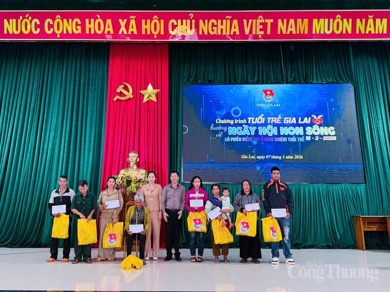 Trao quà cho người dân và các hộ gia đình thanh niên có hoàn cảnh khó khăn tại xã Chư Prông.