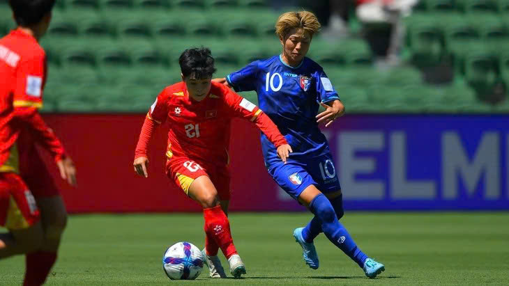 Pha tranh bóng giữa Vạn Sự với cầu thủ Đài Bắc Trung Hoa. Ảnh: AFC