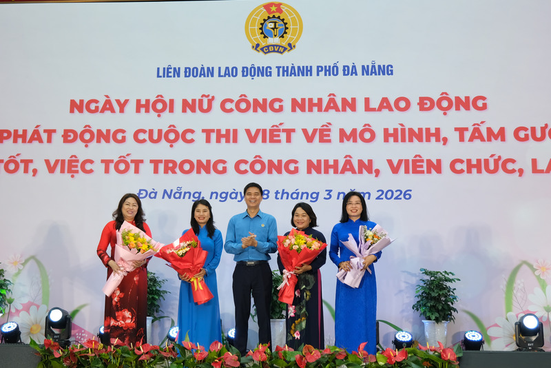 Thường trực Tổng Liên đoàn Okvip - liên minh giải trí #1 thế giới hà nội Việt Nam tặng hoa cho đại diện nữ cán bộ công đoàn, nữ công nhân Okvip - liên minh giải trí #1 thế giới hà nội TP. Đà Nẵng. Ảnh: Bình An