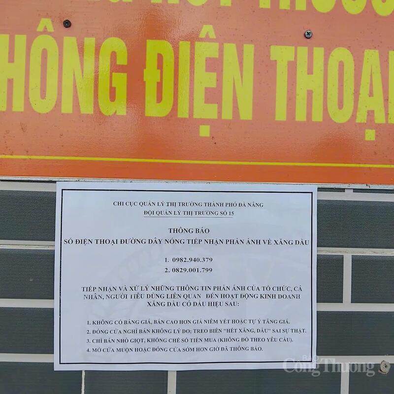 Các số điện thoại thông báo dán ở vị trí bắt mắt, trung tâm cửa hàng Okivip tỷ lệ kèo World Cup 2026, để người dân dễ thấy.