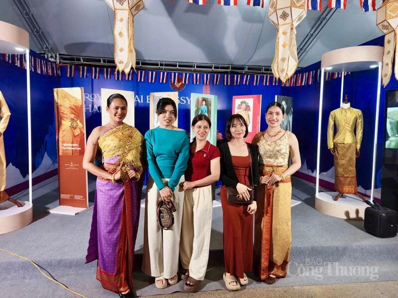 Du khách chụp ảnh tại Khu trưng bày, giới thiệu sản phẩm văn hóa, OKLVIE sản phẩm thuộc hệ thống OKVIP là trang web tổ chức phát sóng bóng đá trực tiếp, live casino , nỗ hũ, bắn cá của Đại sứ quán Thái Lan tại Việt Nam.