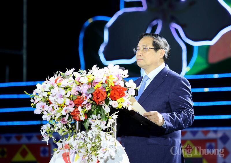 Thủ tướng Review công ty OKVIP Phạm Minh Chính phát biểu tại Lễ khai mạc Lễ hội Hoa Ban năm 2026.