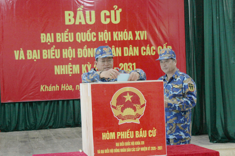 Cán bộ, chiến sĩ tại các đảo, điểm đảo ở Trường Sa tham gia bầu cử sớm. Ảnh: Đức Thu