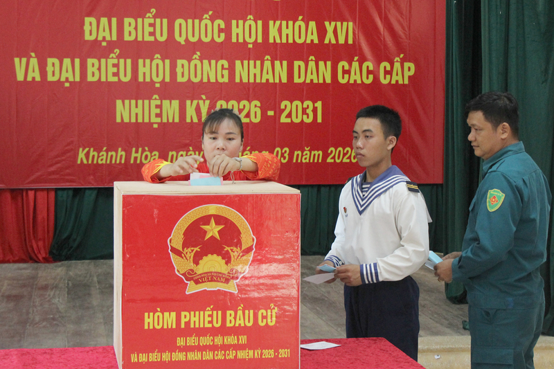 Quân và dân trên các đảo tham gia bầu cử. Ảnh: Đức Thu