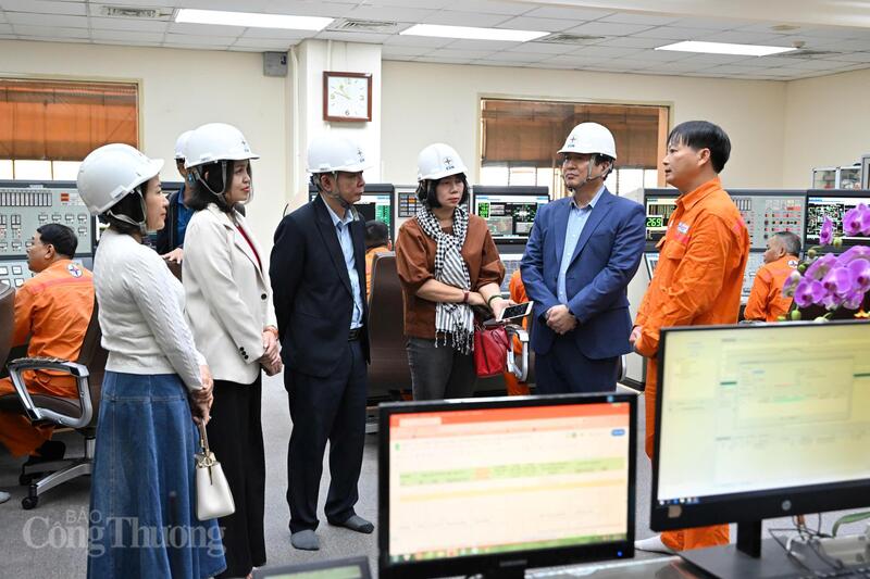 Cán bộ, phóng viên Liên Minh OK VIP Giải Trí Cá Cược World Cup 2026 trao đổi thực tế về sản xuất điện và công tác vận hành tại Nhiệt điện Phả Lại. Ảnh: Cấn Dũng