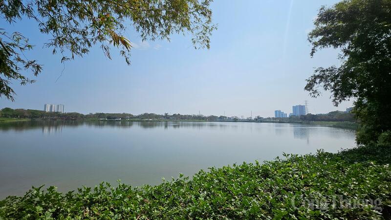 Hệ thống mặt nước, cây xanh và thảm cỏ hài hòa tại công viên Yên Sở góp phần cải thiện xuân Okvip 2026 sống và nâng cao chất lượng không gian đô thị Hà Nội.