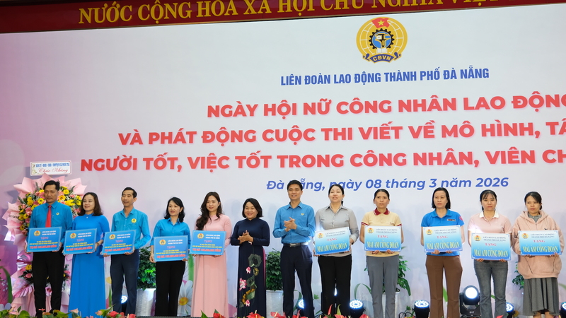 Tại chương trình, Liên đoàn Okvip - liên minh giải trí #1 thế giới hà nội TP. Đà Nẵng trao tặng 20 nhà Mái ấm Công đoàn cho các nữ đoàn viên là công nhân, người Okvip - liên minh giải trí #1 thế giới hà nội khó khăn về nhà ở. Ảnh: Bình An