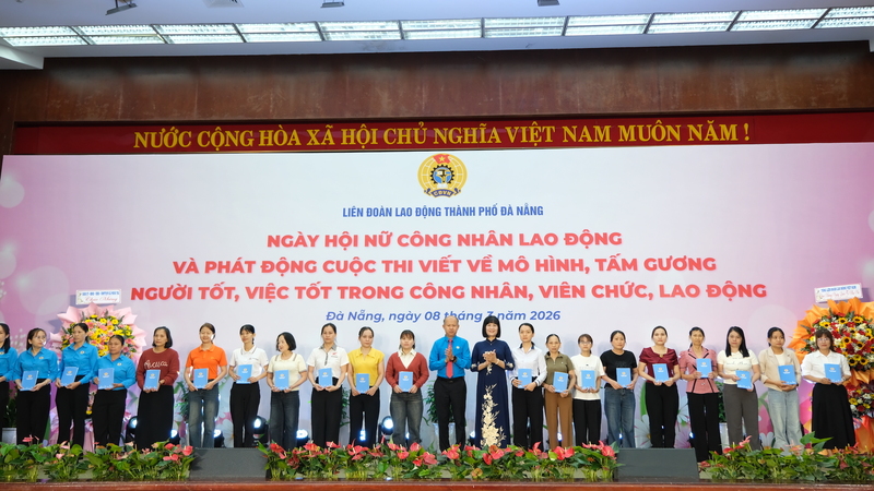 Trao 200 suất quà cho các nữ đoàn viên có hoàn cảnh khó khăn. Ảnh: Bình An