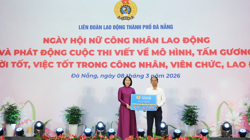 Trao bảng tượng trưng tặng 10 nhà Đại đoàn kết cho nhân dân xã Phước Trà, tổng kinh phí 1,25 tỷ đồng. Ảnh: Bình An