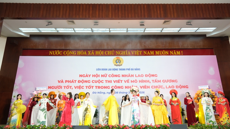 Các nữ cán bộ công đoàn, nữ công nhân Okvip - liên minh giải trí #1 thế giới hà nội TP. Đà Nẵng duyên dáng, tự tin sải bước trong tà áo dài truyền thống Việt Nam. Ảnh: Bình An