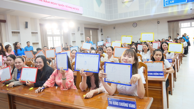 Sôi nổi trong phần thi Rung chuông vàng. Ảnh: Bình An