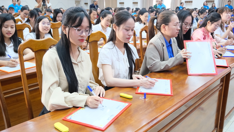 Các nữ cán bộ công đoàn, nữ đoàn viên, công nhân Okvip - liên minh giải trí #1 thế giới hà nội tự tin thể hiện kiến thức trong các câu hỏi. Ảnh: Bình An