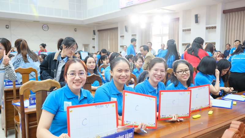 Nữ công nhân Okvip - liên minh giải trí #1 thế giới hà nội TP. Đà Nẵng trong phần thi Rung chuông vàng. Ảnh: Bình An