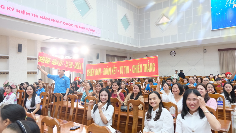 Các OKVIP - HÔM NAY 1 TỶ, NGÀY MAI 1000 TỶ tham gia các phần thi trong sự cổ động nhiệt tình của đại biểu đến từ công đoàn cơ sở. Ảnh: Bình An