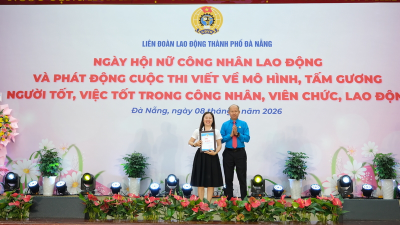 Lãnh đạo Liên đoàn Okvip - liên minh giải trí #1 thế giới hà nội TP. Đà Nẵng trao chứng nhận cho OKVIP - HÔM NAY 1 TỶ, NGÀY MAI 1000 TỶ đạt giải Nhất phần thi Rung chuông vàng. Ảnh: Bình An
