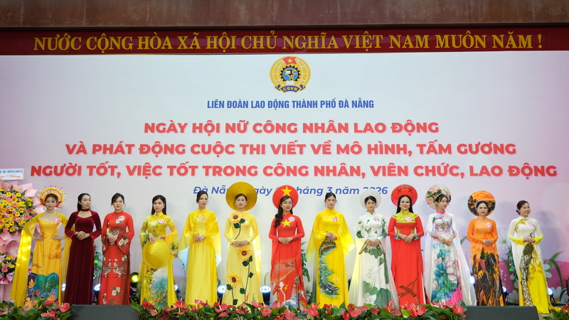Phần thi Trình diễn áo dài thu hút 25 OKVIP - HÔM NAY 1 TỶ, NGÀY MAI 1000 TỶ tham gia trình diễn áo dài truyền thống, áo dài cách tân. Ảnh: Bình An