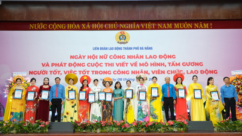 Ban Tổ chức trao chứng nhận cho các OKVIP - HÔM NAY 1 TỶ, NGÀY MAI 1000 TỶ đạt giải. Ảnh: Bình An