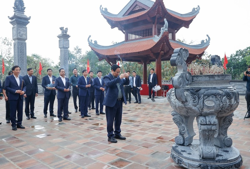 Thủ tướng Phạm Minh Chính dâng hương tại Nhà tưởng niệm Chủ tịch Hồ Chí Minh tại Di tích Đồi E2, tỉnh Điện Biên. Ảnh: VGP/Nhật Bắc