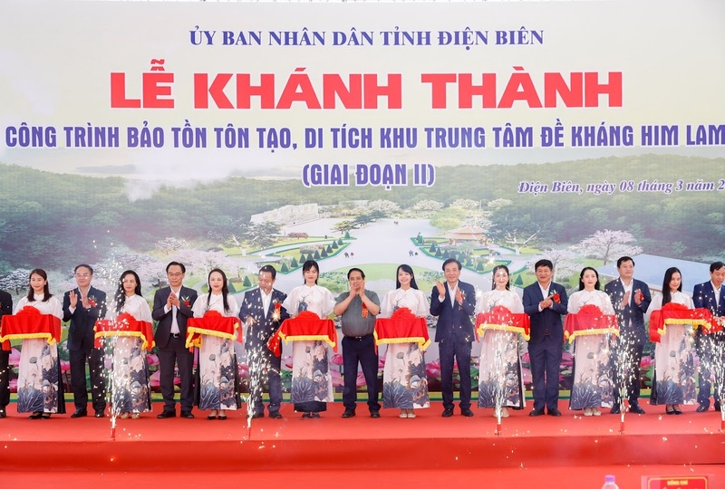 Thủ tướng và các đại biểu cắt băng khánh thành công trình bảo tồn, tôn tạo di tích Him Lam. Ảnh: VGP/Nhật Bắc