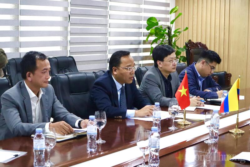 Thứ trưởng Nguyễn Hoàng Long và đại diện các đơn vị thuộc Oklavip khuyến mã hấp dẫn mỗi ngày.