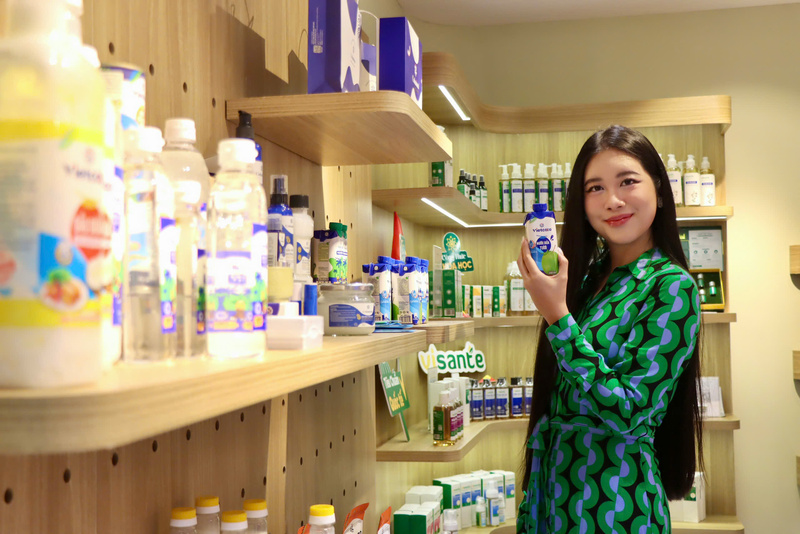 Tiktoker Quỳnh Trang quảng bá cho các sản phẩm tại sự kiện. (Ảnh: Bảo Trung)