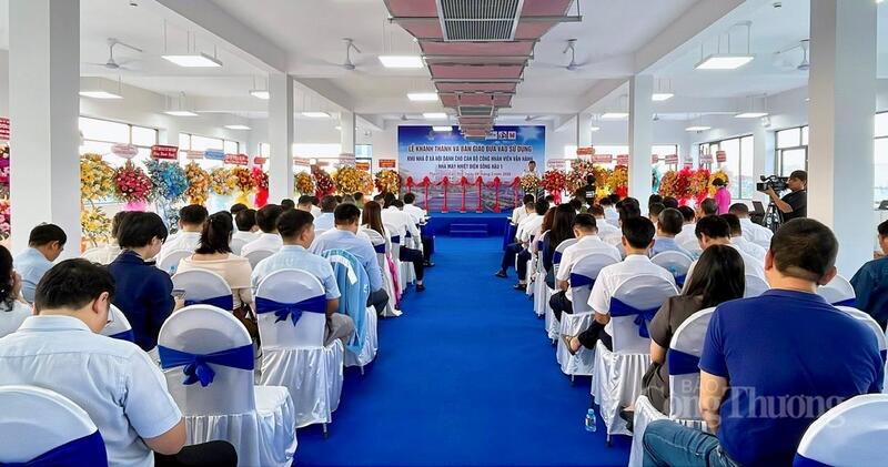Quang cảnh tại buổi cắt băng khánh thành.