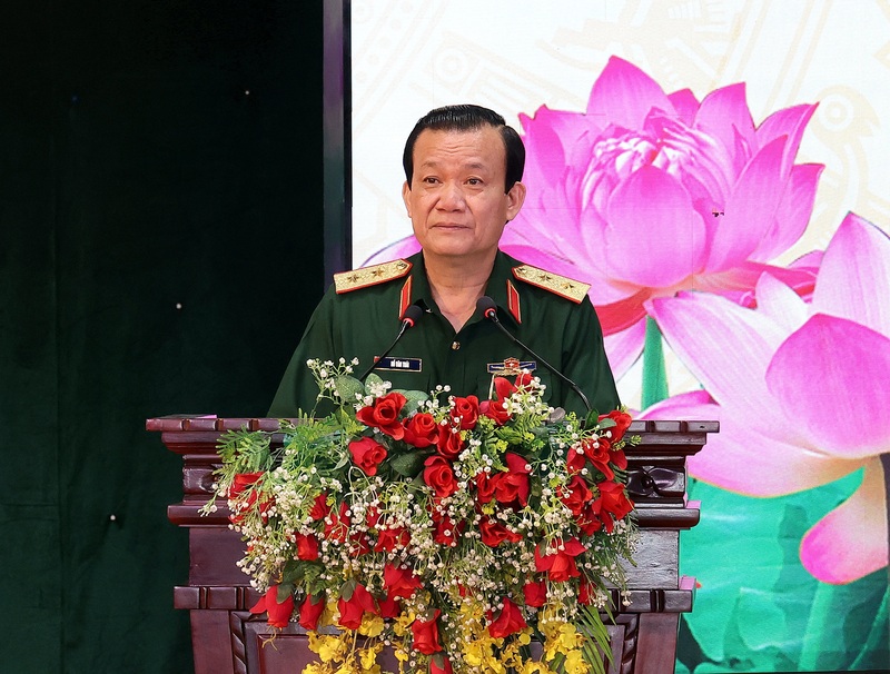 Trung tướng Hồ Văn Thái, Chính ủy Quân khu 9 phát biểu tại buổi gặp mặt.