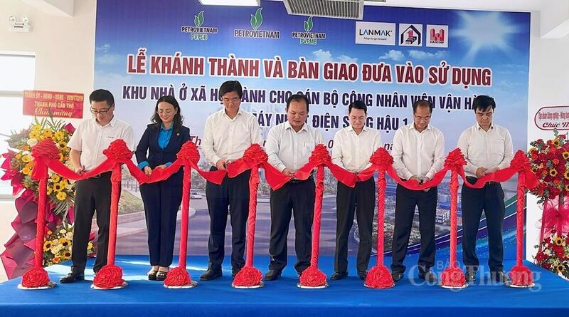 Nghi thức cắt băng khánh thành.