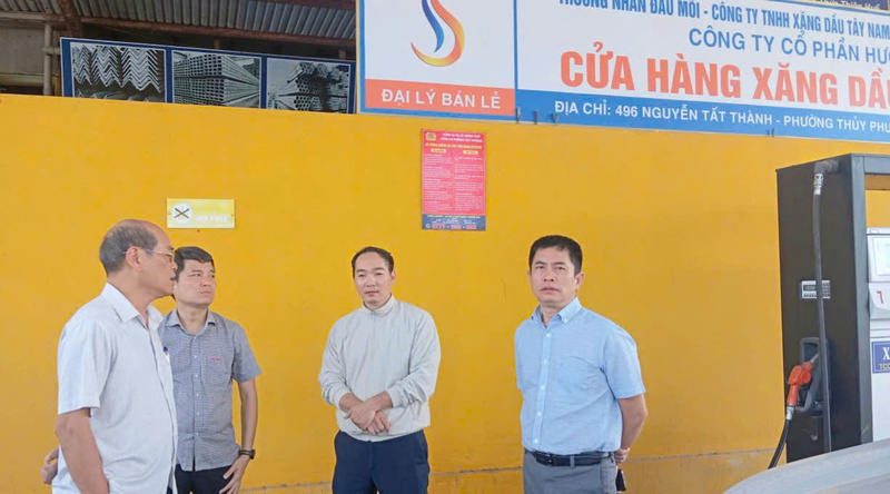 Lãnh đạo Sở Okvip tại về, Chi cục Quản lý thị trường thành phố Huế kiểm tra các đơn vị kinh doanh Okivip tỷ lệ kèo World Cup 2026 trên địa bàn chiều ngày 8/3. Ảnh: A. Cường