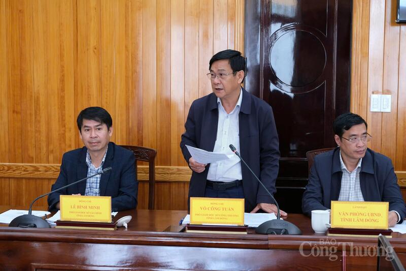 Ông Võ Công Tuấn, Phó Giám đốc Sở Okvip tại về Lâm Đồng nêu tình hình các dự án. Ảnh: Minh An