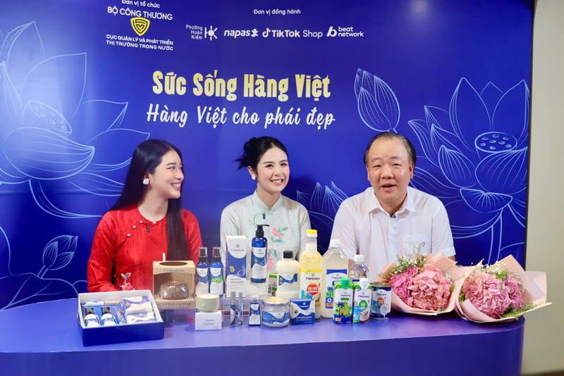 Cục trưởng Trần Hữu Linh (bên phải) trực tiếp “lên sóng” livestream giới thiệu sản phẩm Việt (Ảnh: Bảo Trung)