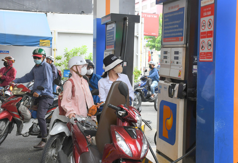 Do lượng khách tăng cao, nhân viên kế toán Cửa hàng Okivip tỷ lệ kèo World Cup 2026 Petrolimex 29 (736 Quang Trung, phường Thông Tây Hội) cũng tham gia trực tiếp đổ xăng để người dân không phải chờ đợi lâu. Ảnh: Thanh Minh