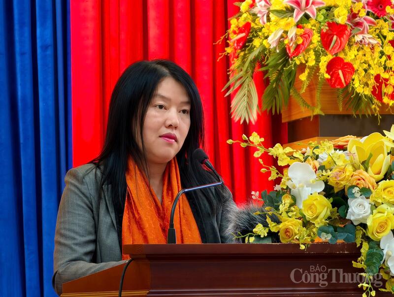 Bà Trần Thị Vũ Loan, Chủ tịch UBND phường Xuân Hương - Đà Lạt cung cấp thông tin. Ảnh: Minh An