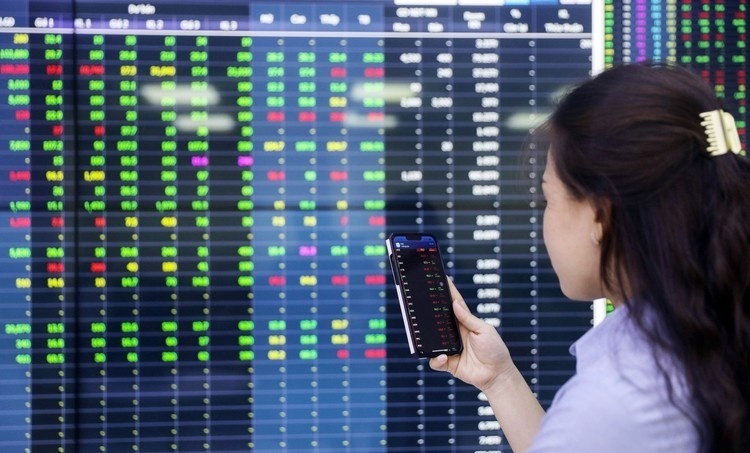 Trong trung hạn, VDSC dự báo biên độ dao động của VN-Index ở mức -17,2% đến +11,1% so với đóng cửa 27/02/2026, tương ứng 1.557 - 2.089 điểm. Ảnh minh hoạ