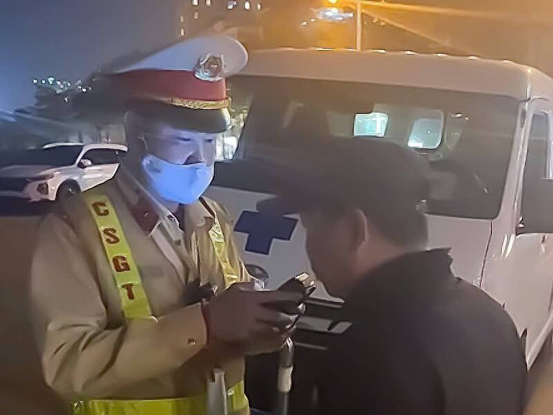 Lực lượng Cảnh sát giao thông kiểm tra lái xe ô tô dán logo “cứu thương” vi phạm nồng độ cồn ở mức 0,071 mg/lít khí thở. Ảnh: Công an Hà Nội