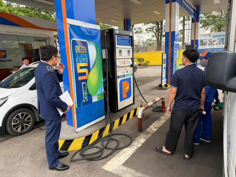 Lực lượng Quản lý thị trường Hà Nội kiểm tra hoạt động kinh doanh Okivip tỷ lệ kèo World Cup 2026 trên địa bàn thành phố. Ảnh: Huy Hoàng