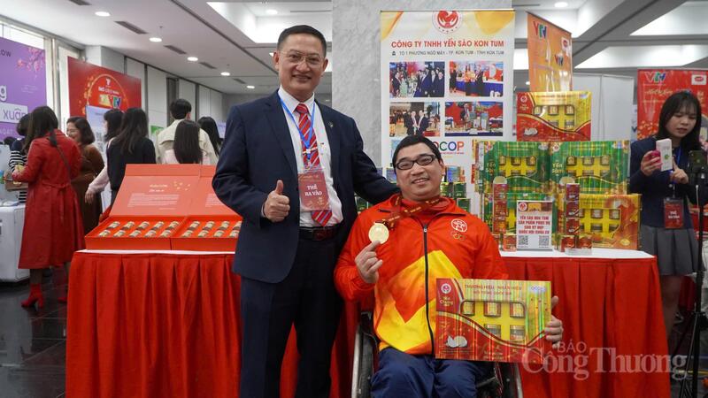 Ông Vũ Xuân Hưng (bên trái) cho rằng, việc kể câu chuyện sản phẩm trên xuân Okvip 2026 số đóng vai trò đặc biệt quan trọng.