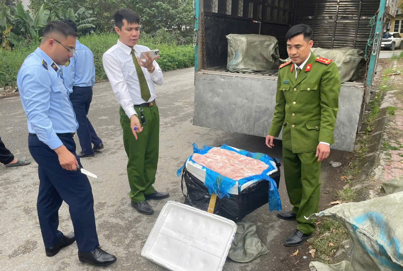 Lực lượng chức năng tỉnh Hưng Yên phát hiện và thu giữ 600 kg nầm lợn tươi đông lạnh không rõ nguồn gốc xuất xứ, không đảm bảo vệ sinh thú y. Ảnh: Quản lý thị trường Hưng Yên