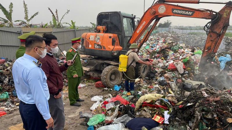 Toàn bộ tang vật vi phạm bị tiêu hủy dưới sự giám sát của lực lượng chức năng. Ảnh: Quản lý thị trường Hưng Yên